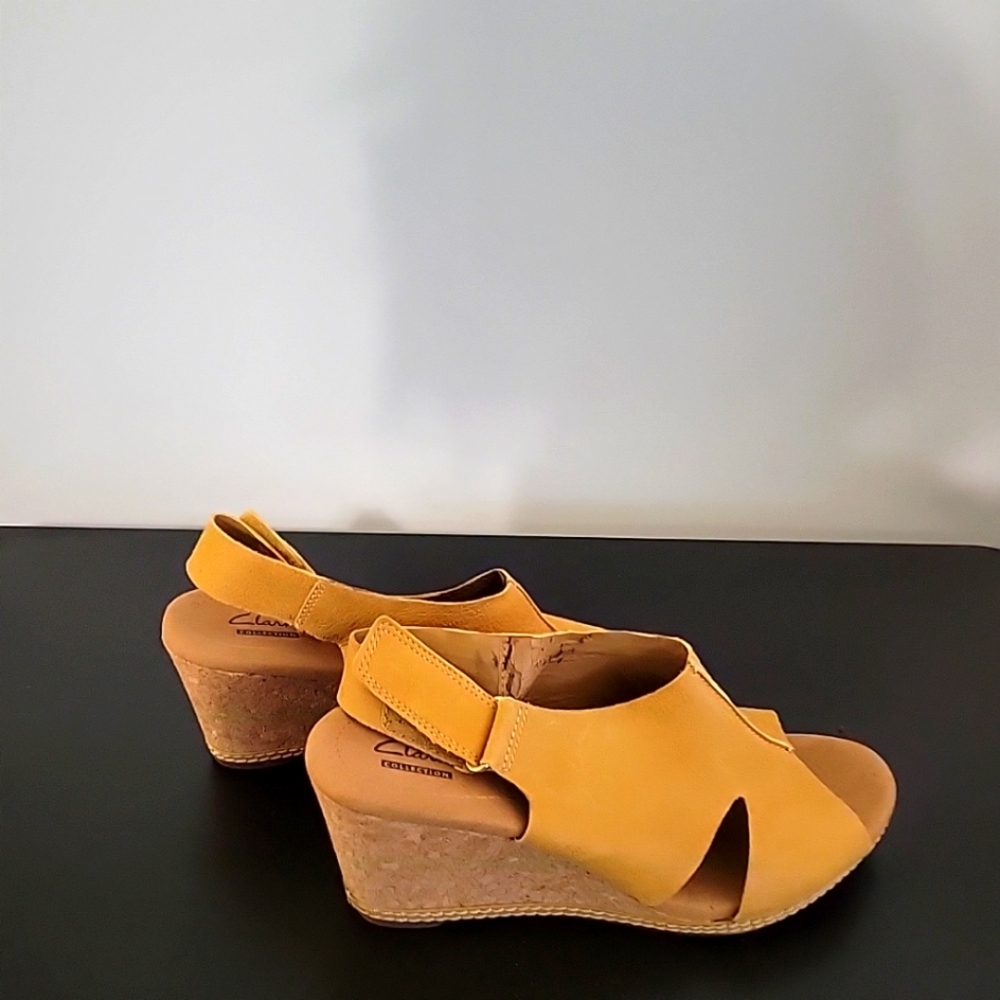 Clarks Comfort Footbed. 9.5 3" heel